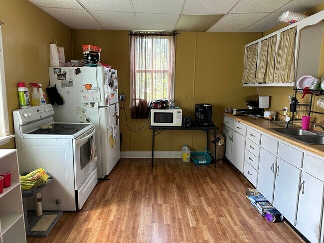 Building Photo - $1295| 4BD 2BA| 333 W Elm | Available 09/0...