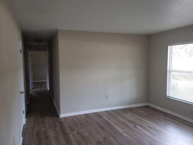 Foto del edificio - 3 bed, 1.5 bath corner lot