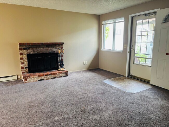 Foto del edificio - Bright 2 BR Carter Park Living with Fireplace, Carport, and Tons of Storage!
