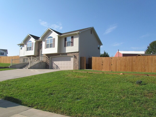 Building Photo - RENTAL AVALIABLE MONTH TO MONTH ONLY