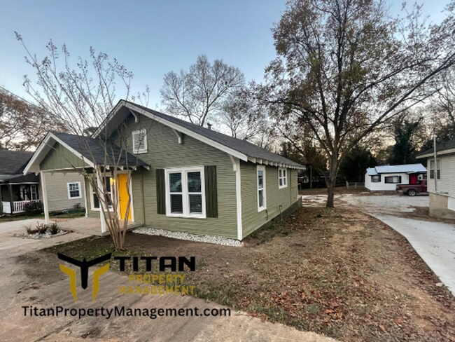 Building Photo - Recently Remodeled Downtown Charmer!