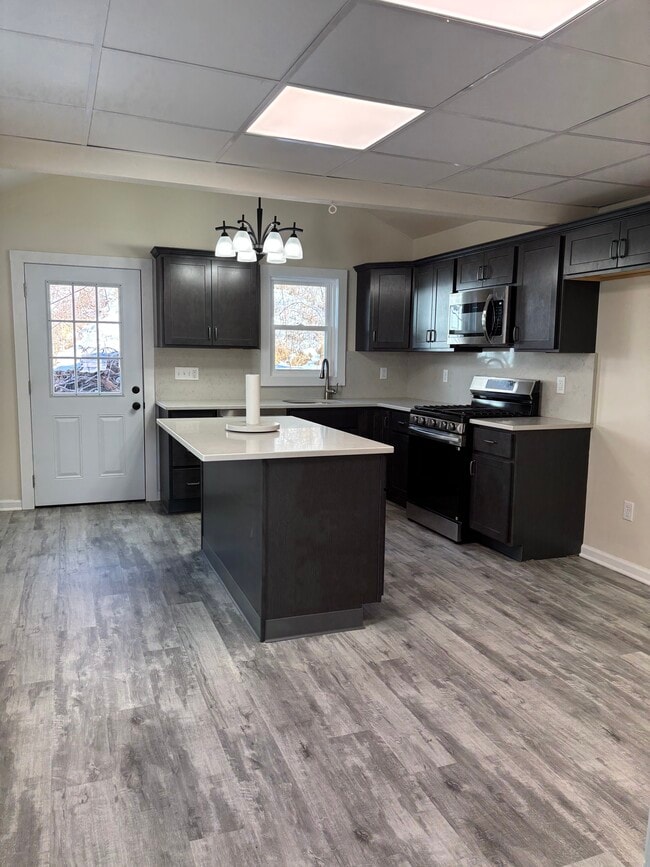 Building Photo - 14 Clove Ave