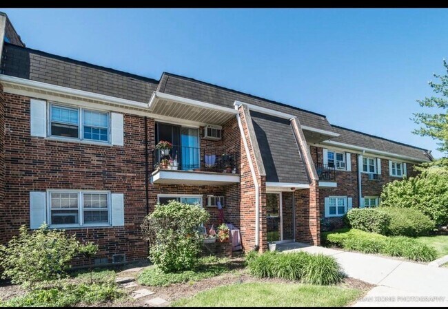 Foto del edificio - 2327 Ogden Ave