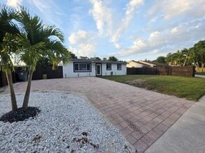 Building Photo - 4907 N Palm Way