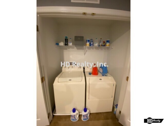 Building Photo - Beautiful 3 Bedroom 2.5 Bath Townhome Grea...