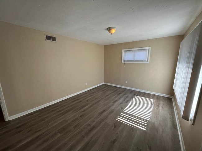 Building Photo - 3 Bedroom 1 bath Bungalow