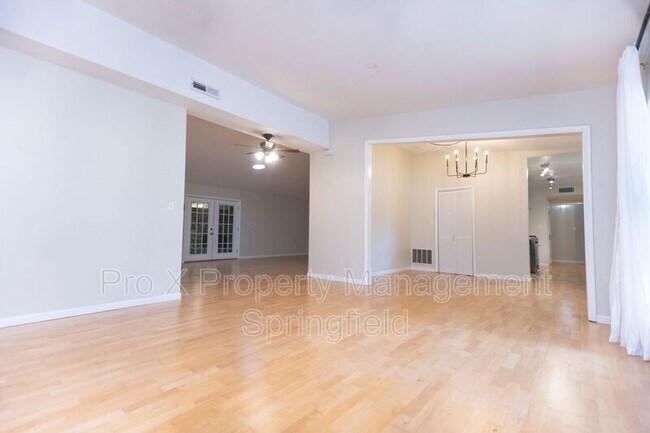 Foto del edificio - 3810 S Farm Rd 135