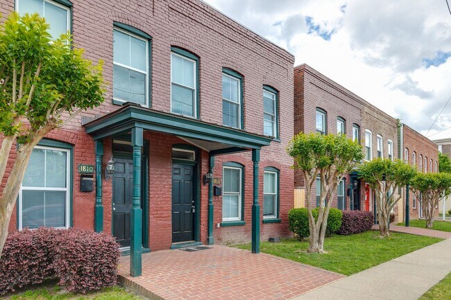 Foto del edificio - 3 Bedroom Row Home Available in July!