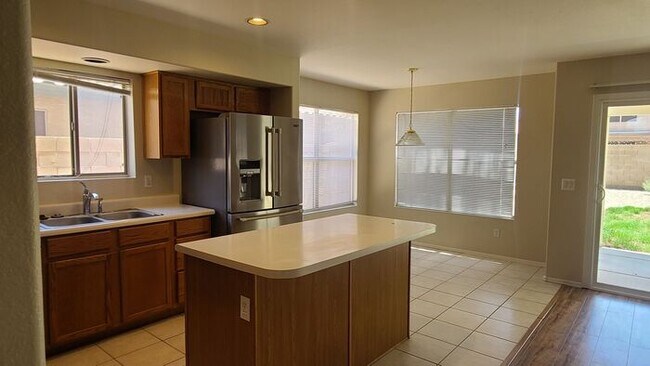 Building Photo - 4-bedroom in Gilbert with new paint & new ...