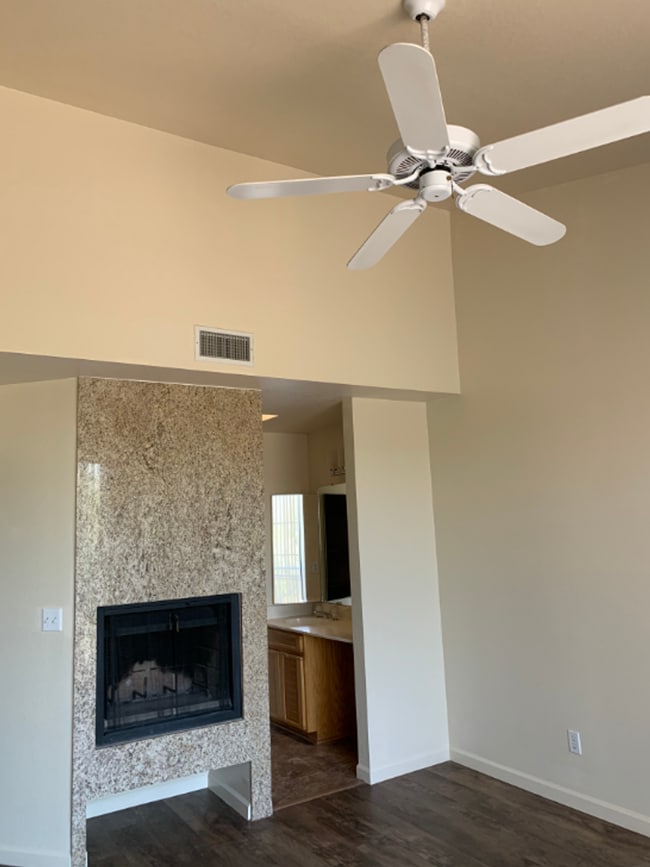 Building Photo - 2 Bed 2 Bath, Fabulous guard gated La Paloma!