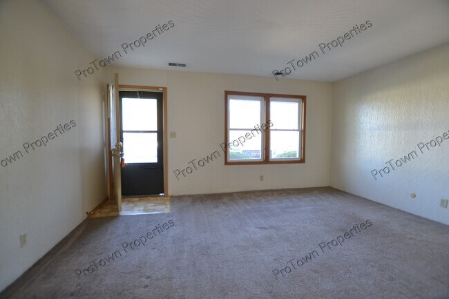 Foto del edificio - 674 Meadowood Ln