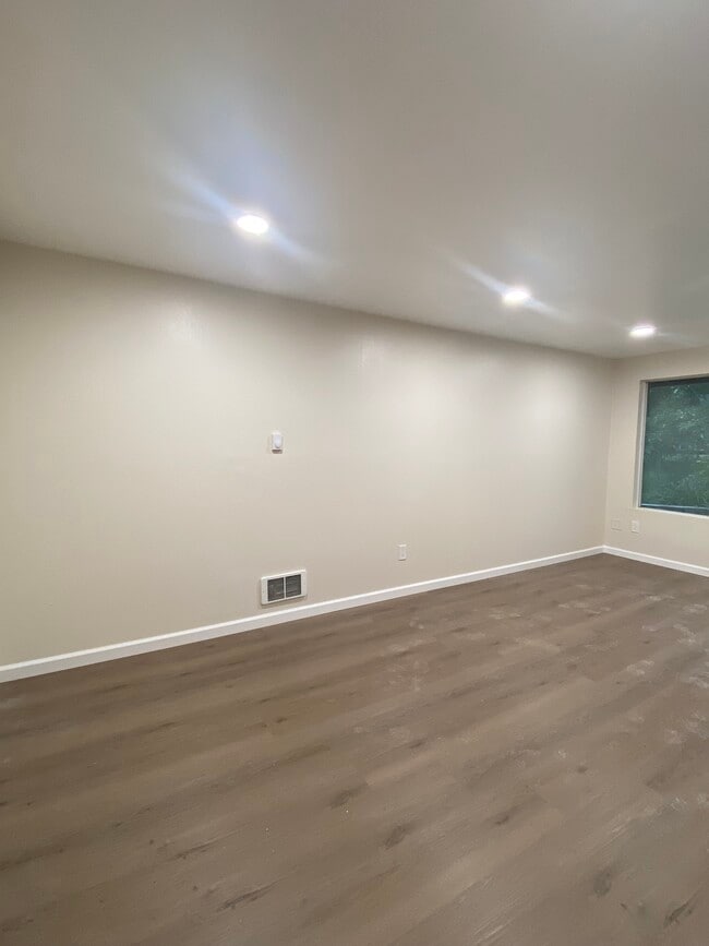 Building Photo - 13908 SE Newport Way