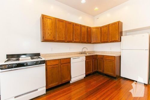 Building Photo - 326 W Dickens Ave