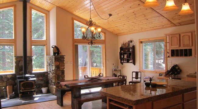 Foto del edificio - 10565 Laurelwood Dr