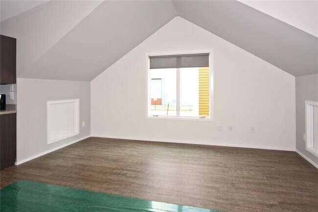 Building Photo - 1125 E 10th St