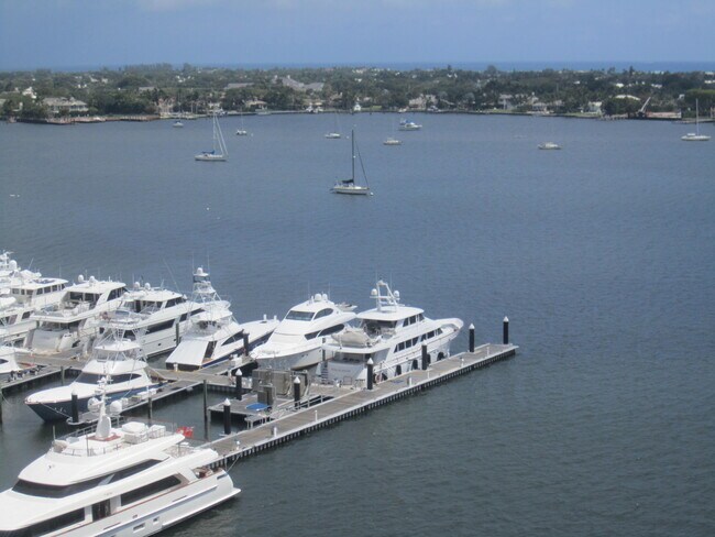 Foto del edificio - 132 Lakeshore Dr