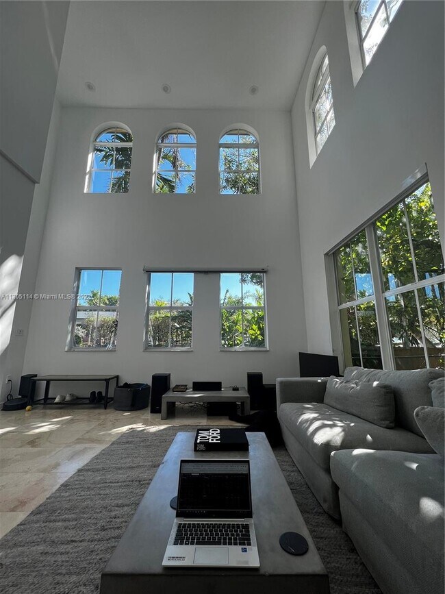 Foto del edificio - 4867 Ponce de Leon Blvd