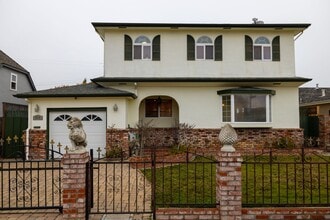 Building Photo - 609 Poinsettia Ave
