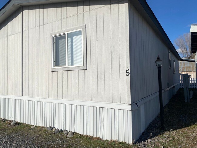 Foto del edificio - 3 bedroom, 2 full baths, carport and shed