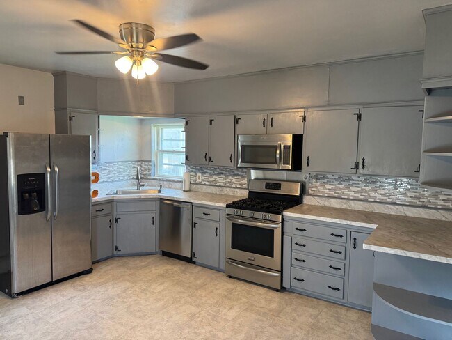 Foto del edificio - Spacious West Norriton Old World charm 4 B...