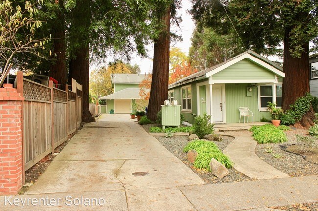 Building Photo - 2 br, 1.5 bath House - 2733 Marin Street