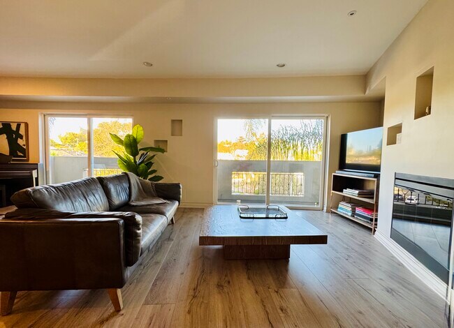 Foto del edificio - 2101 S Beverly Glen Blvd