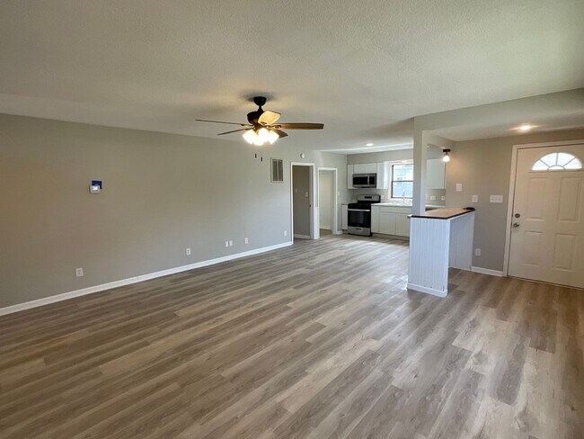 Foto del edificio - Newly Updated 2 bedroom / 1 bathroom house...