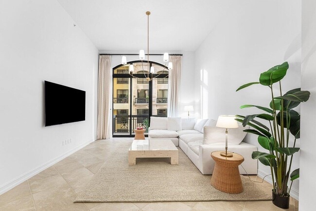 Building Photo - 701 S Olive Ave