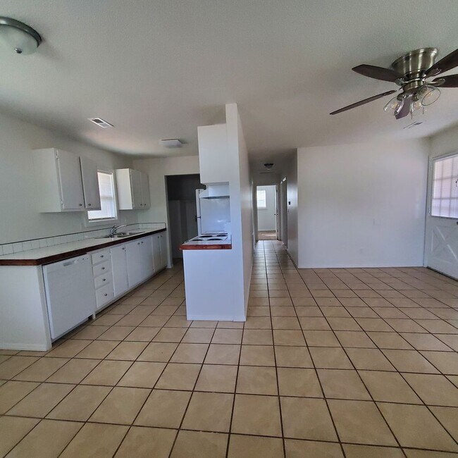 Building Photo - Ready to move in!