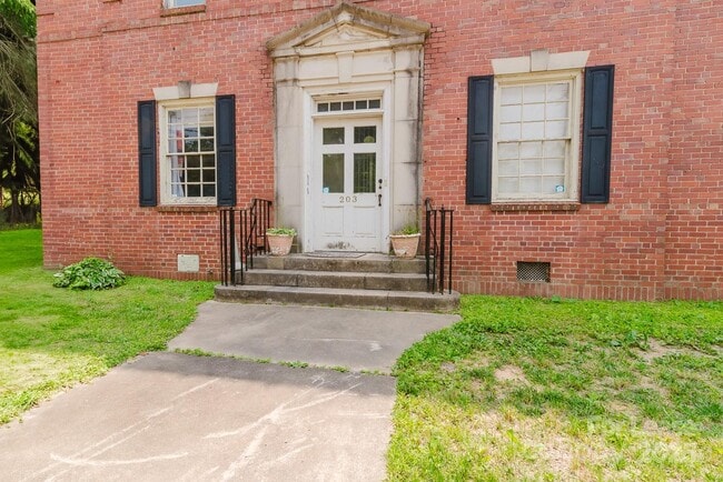 Building Photo - 203 W Liberty St