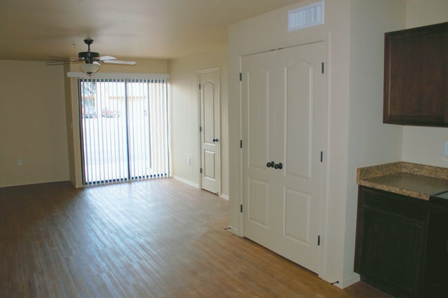 Patio/Balcony - Album Park Apartments