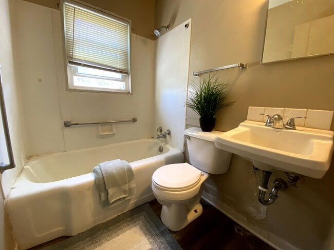 Building Photo - 209 Parkview Blvd