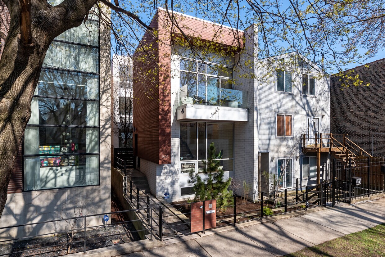 Foto principal - 1831 N Marshfield Ave