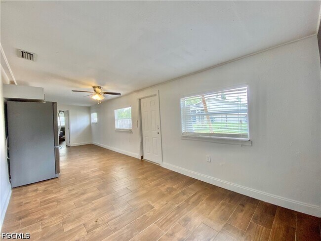 Foto del edificio - 106 Leeland Heights Blvd W