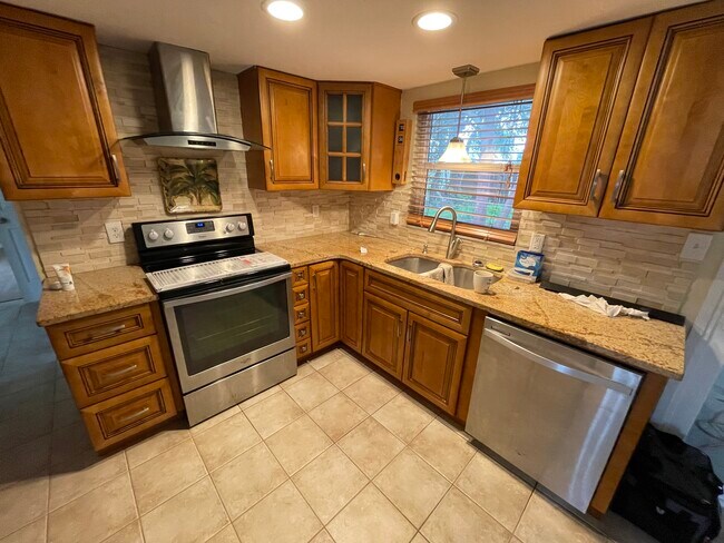 Building Photo - 7040 Brentwood Dr