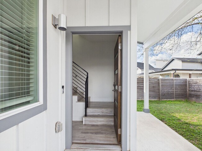 Foto del edificio - Modern Freestanding Condo with Private Yard Near Downtown Austin