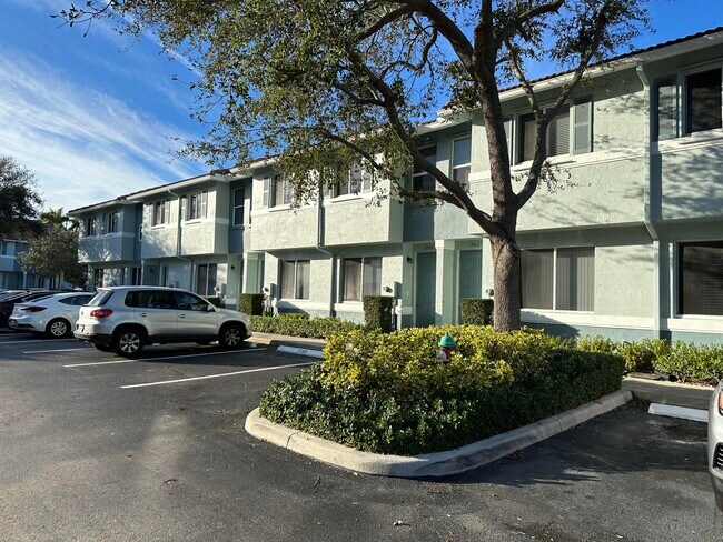 Foto del edificio - 1944 Hibiscus Ln