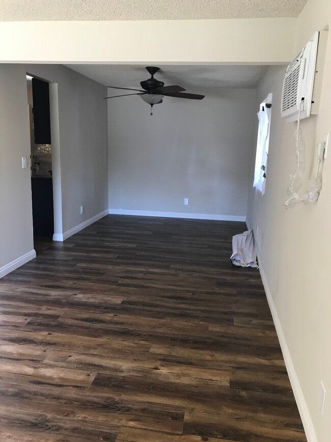 Building Photo - 300 W Lohart Ave