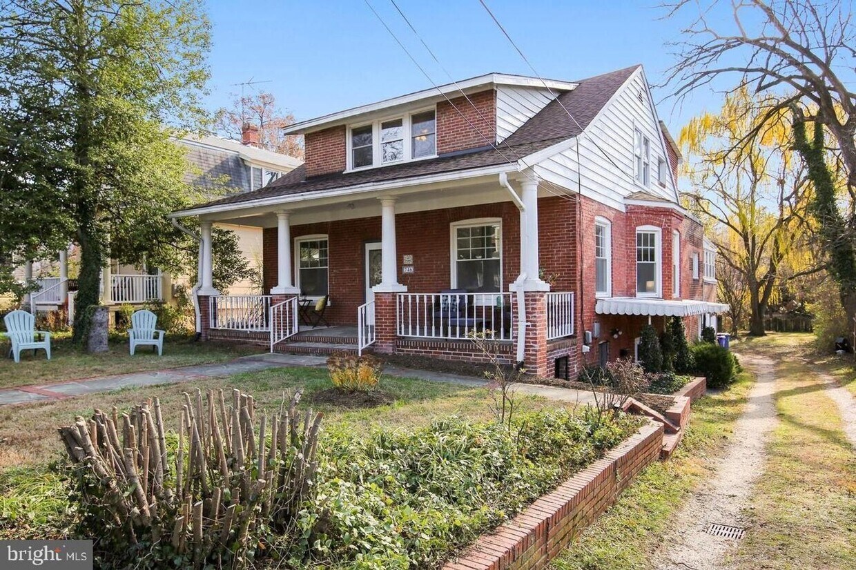 Primary Photo - 746 Thayer Ave