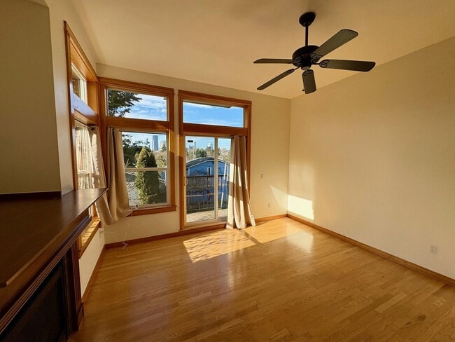 Building Photo - Central District Townhome