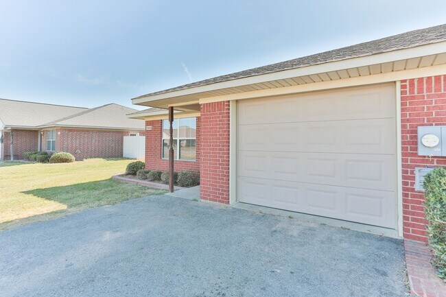 Building Photo - 16131/16133 Rolling Meadows Dr.