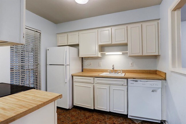 Building Photo - 1211 Miramar St