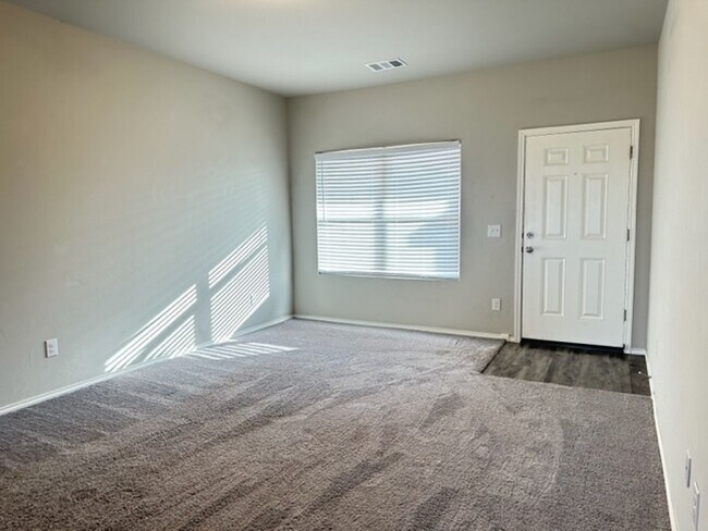 Foto del edificio - Newer 3 Bedroom/2 Bath Home in Newcastle -...