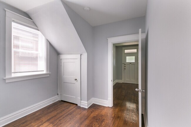 Building Photo - 4928 Sutherland Ave