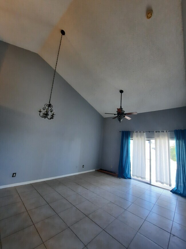 High vaulted ceilings - 6826 Stones Throw Cir N