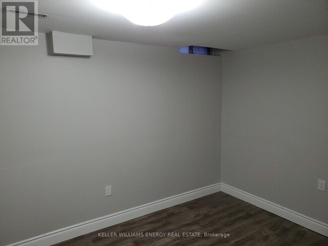 Building Photo - 1137 Norman Crescent