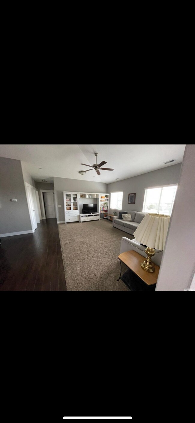 Foto del edificio - 1951 N Crest Rd