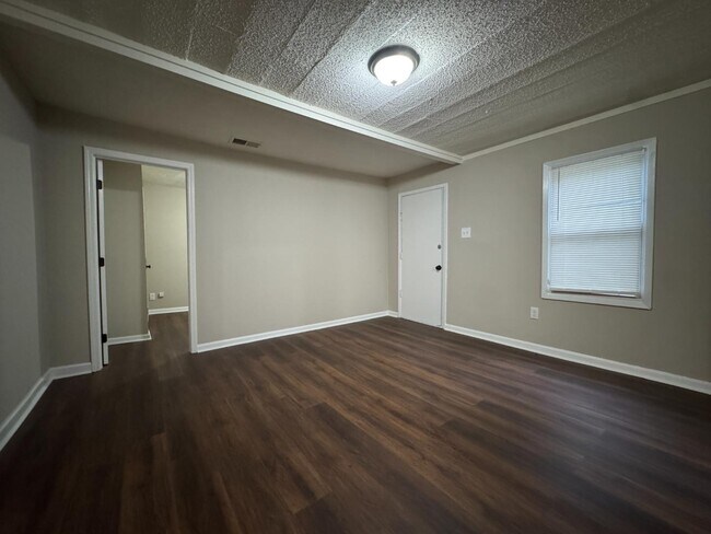 Foto del edificio - 1651 Corning Ave