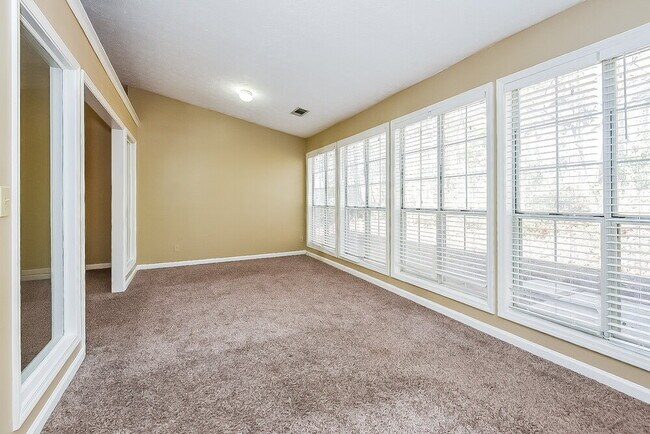 Foto del edificio - 242 Clarion Rd