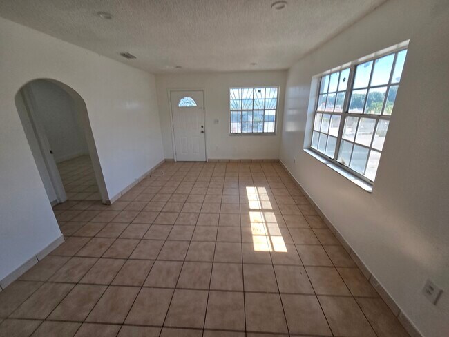 Foto del edificio - 317 W 18th St